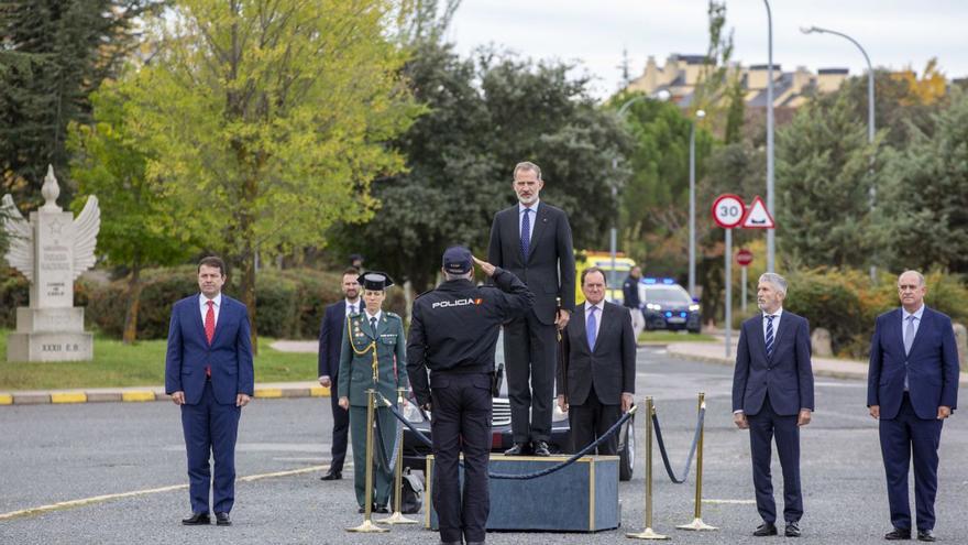 El rey destaca que la Policía Nacional abre una nueva etapa con la formación universitaria