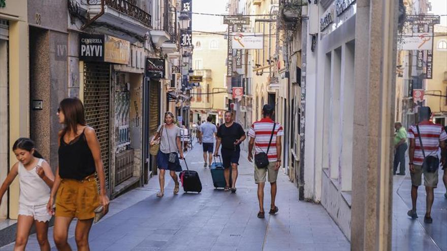 Moret, con una decena de locales vacíos, impulsa un plan para salvarse