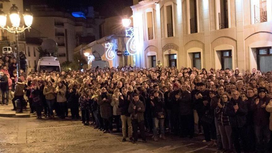 Aplausos de los vecinos para recibir en Alcañiz los féretros de los guardias civiles