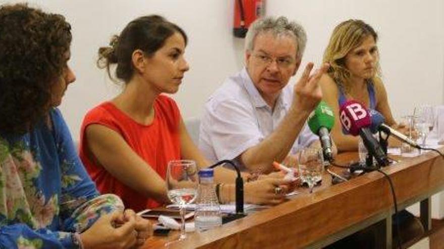 La nueva presidenta, en el centro, junto a su antecesor y nuevo vicepresidente, Juanjo Riera, ayer en rueda de prensa.