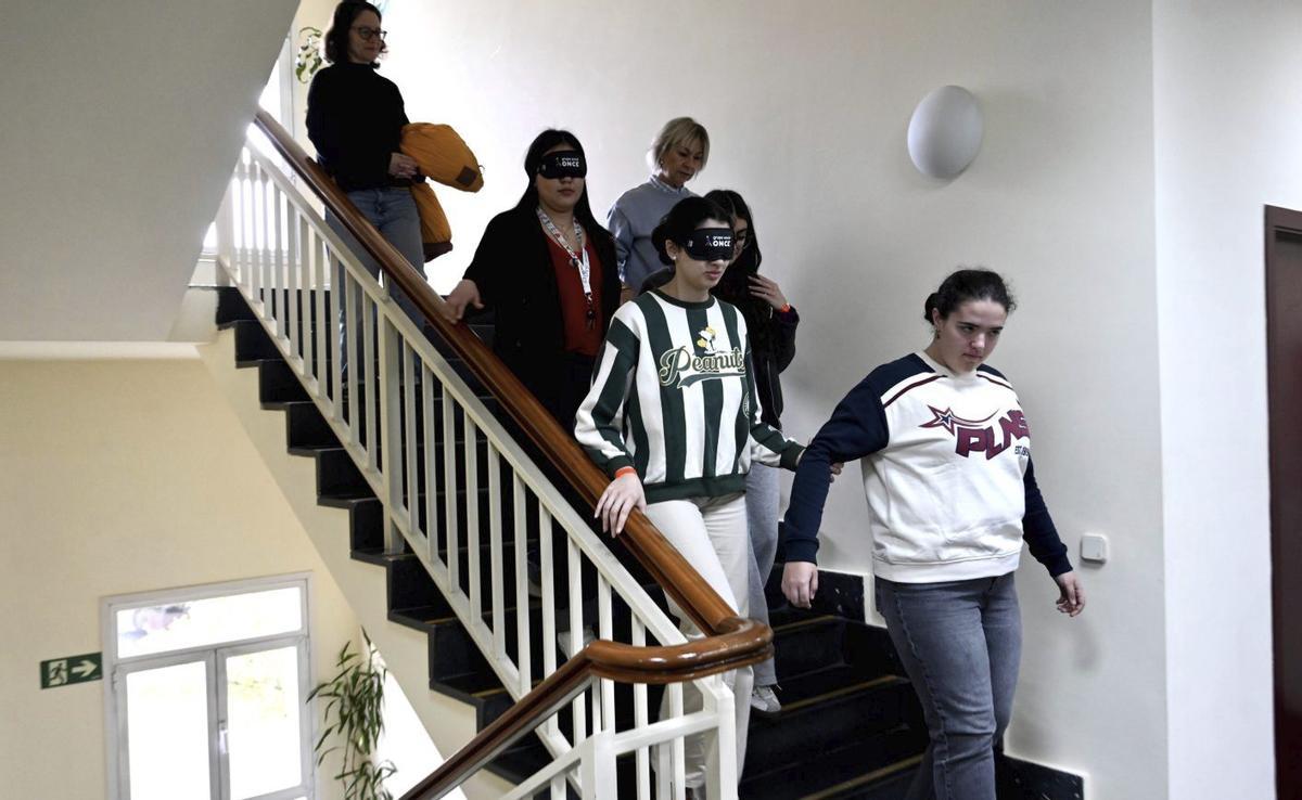 Algunos escolares con antifaces para experimentar la vida de un invidente.