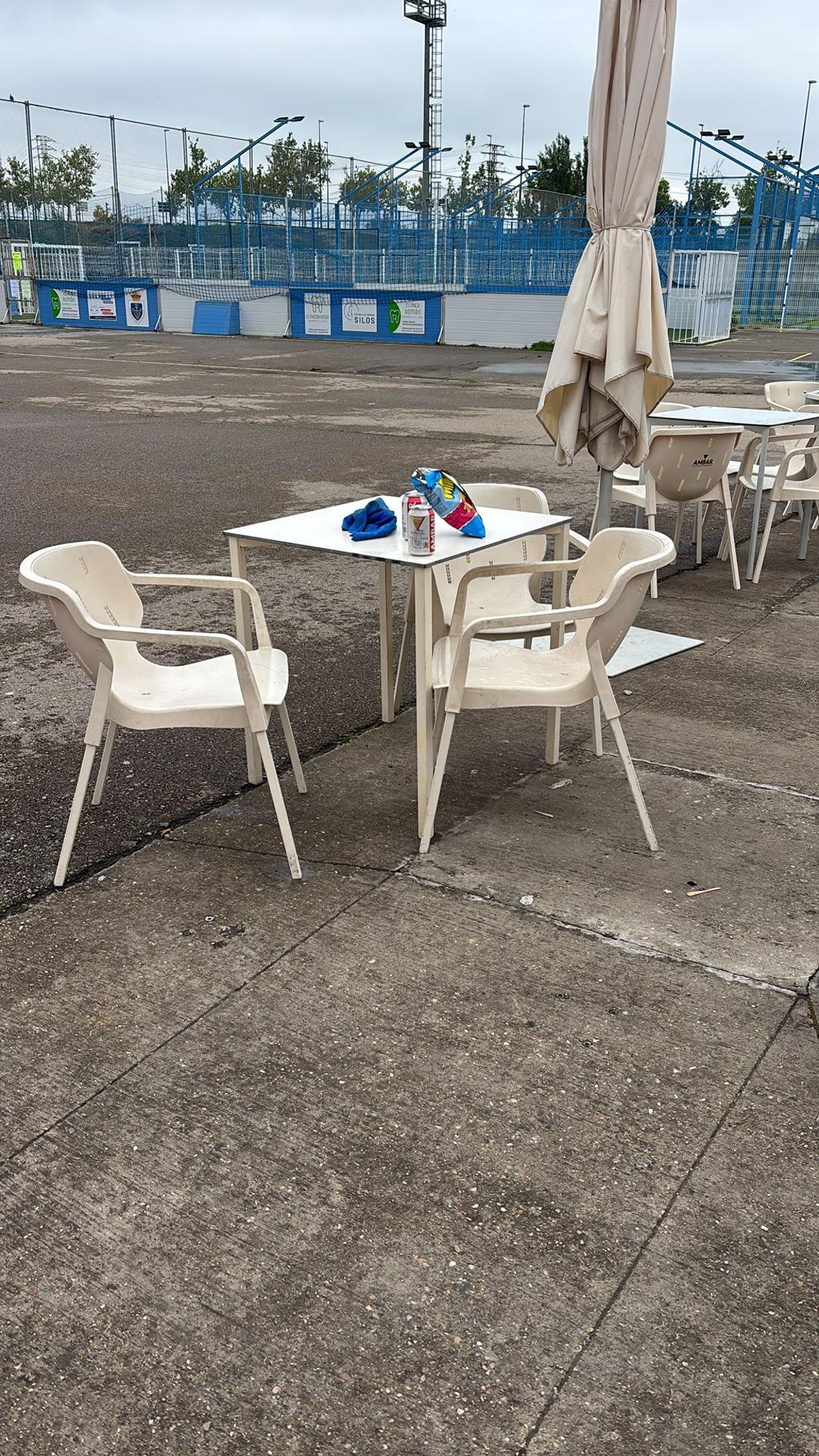 Bolsa de Jumpers y lata de cerveza que se abrió el ladrón.