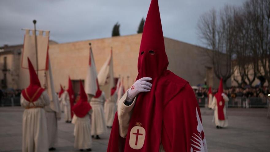 Un hermano de la cofradía del Silencio durante la procesión de la Semana Santa Zamora del pasado año.