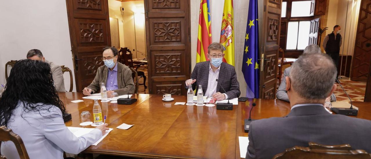 Puig, Soler y Climent, ayer 
en la reunión con patronal 
y sindicatos.  Levante-EMV