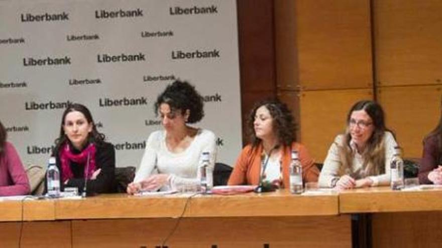 Por la izquierda, Emma Escribano, Mercedes González, Aida Nuño, Natalia Santa Bárbara, Beatriz Álvarez Mesa, Beatriz Álvarez Valderrama, Alicia Martínez y Albina Fernández, ayer, durante la mesa redonda del Club Prensa Asturiana.