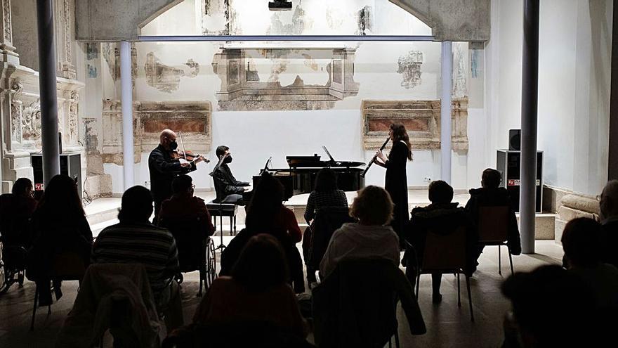 La biblioteca de abre a la arquitectura y a la música