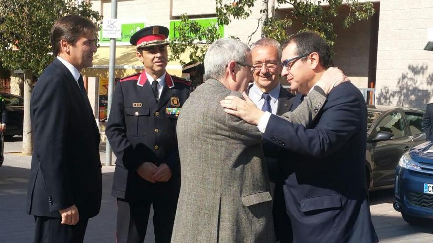 El conseller, abraçant el pare del mosso d&#039;esquadra.