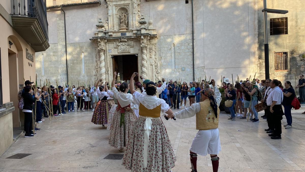 Danzas a las puertas de la parroquia de Santa Catalina