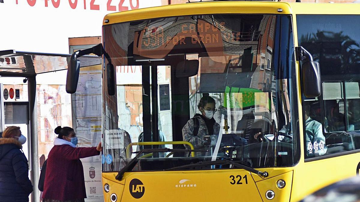 Personas suben a un autobús en la capital murciana. | ISRAEL SÁNCHEZ