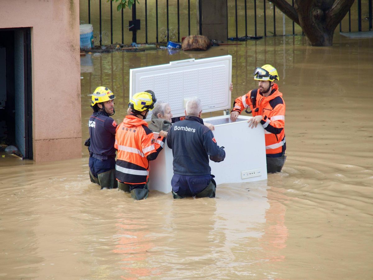 Los bomberos rescatan a un matrimonio de edad avanzada aislados por el agua en el Cami del Mig al lado de la C-12.