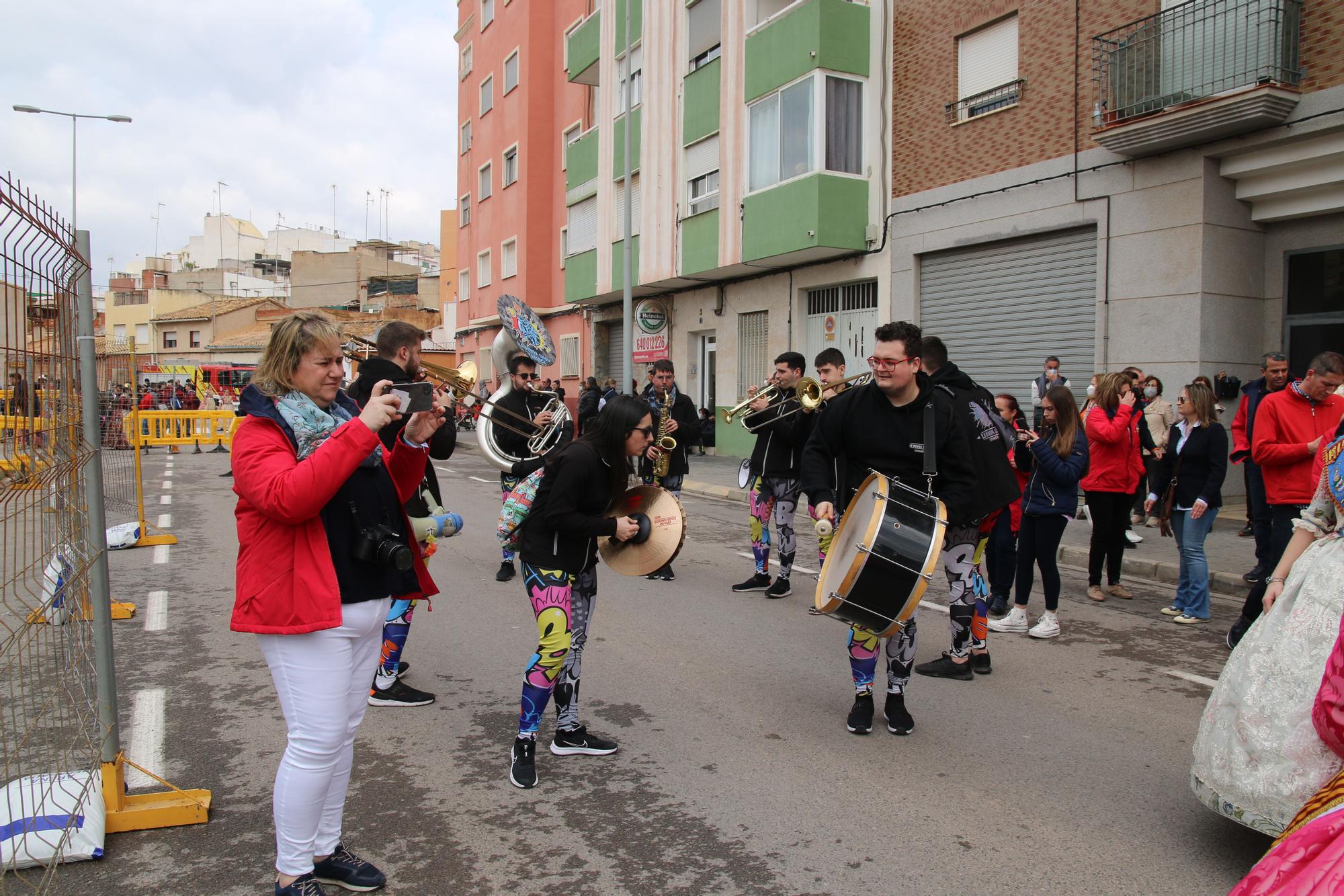 Gran ambiente para vivir la primera mascletà de las Fallas de Burriana