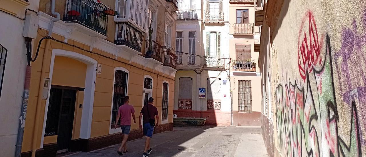 A la izquierda, el edificio sin huellas de los vándalos, esta semana en la calle Marqués de Valdecañas.