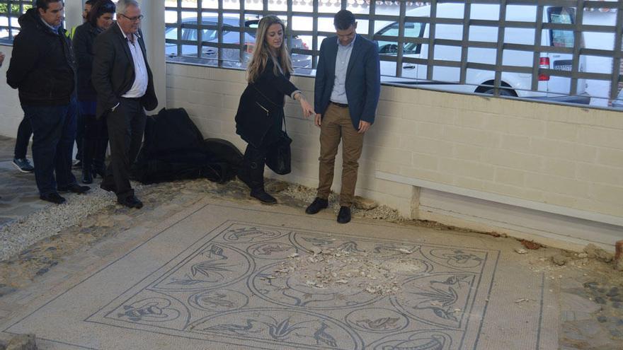 La edil Gema Midón muestra el expolio del mosaico al alcalde, José Bernal.