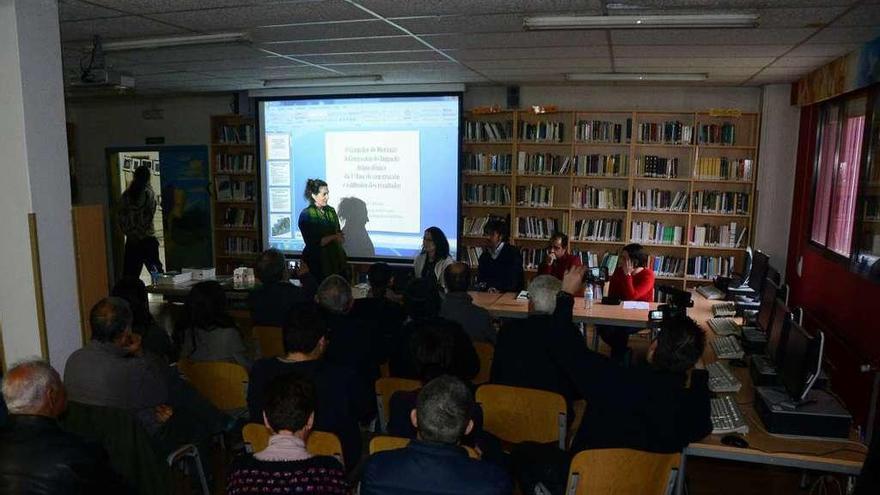 Un momento de la charla de los arqueólgos sobre el castro de Montealegre, en As Barxas. // G.N.