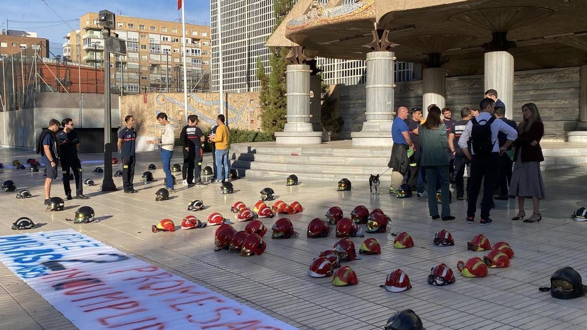 Protesta de los bomberos, este martes, a las puertas de la Asamblea Regional.