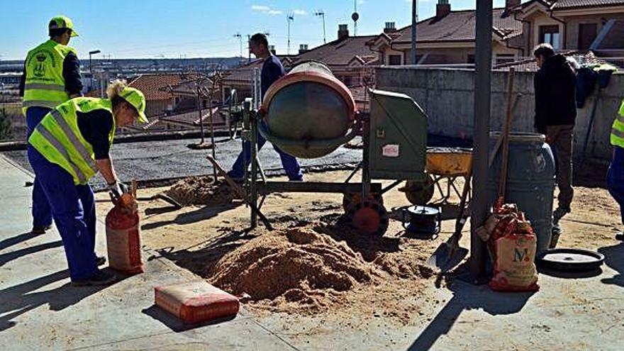 Obras que se llevaron a cabo para la colocación del caucho en el patio del centro municipal.