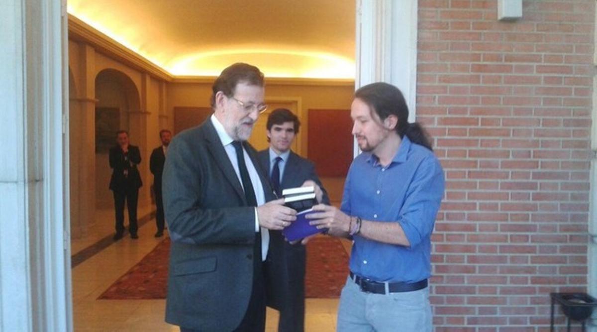 En la primera reunió entre els dos líders, el candidat a les presidencials de Podem li entrega un llibre de Machado a Mariano Rajoy.