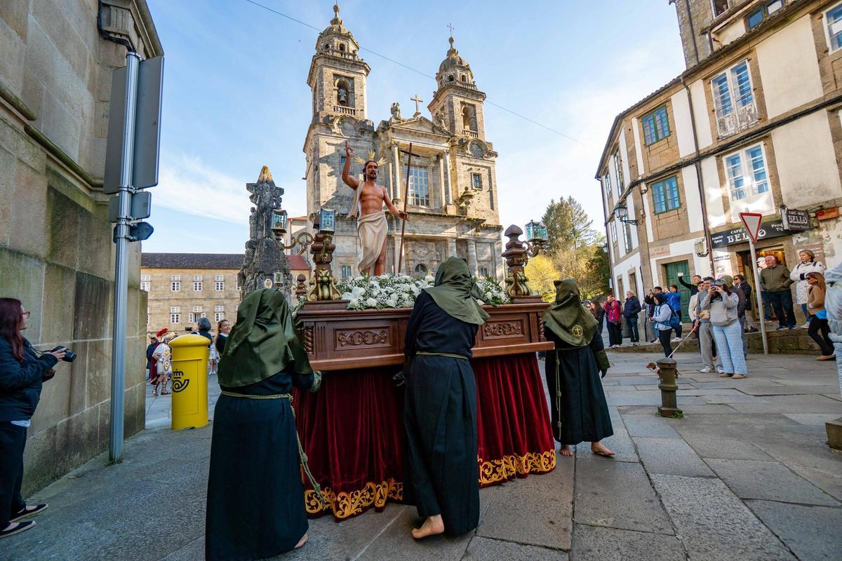 Santiago vive la Pascua con la procesión del Cristo Resucitado y el encuentro en la Quintana Santiago vive la Pascua con la procesión del Cristo Resucitado y el encuentro en la Quintana