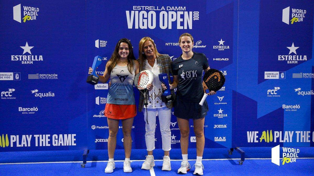 Paula y Ari recogen el trofeo de campeonas de Vigo.