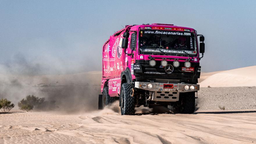 El equipo del Dakar por la Vida disfruta de una etapa plácida y descansa en Shubaytah como líderes de camiones en el Classic