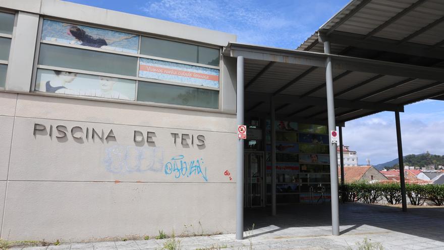 Vecinos de Teis denuncian que la piscina municipal cumple año y medio cerrada