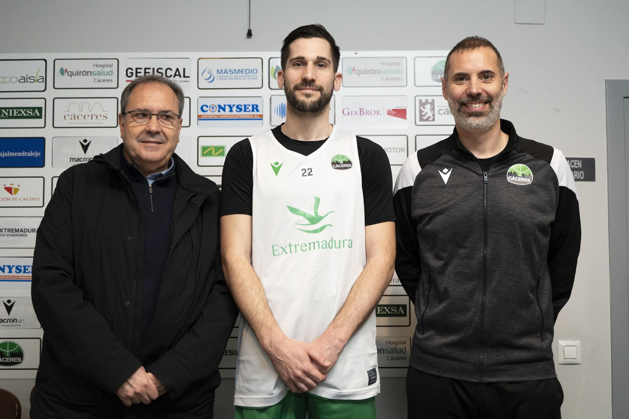 Presentación de Niko Rakocevic como nuevo jugador del Cáceres