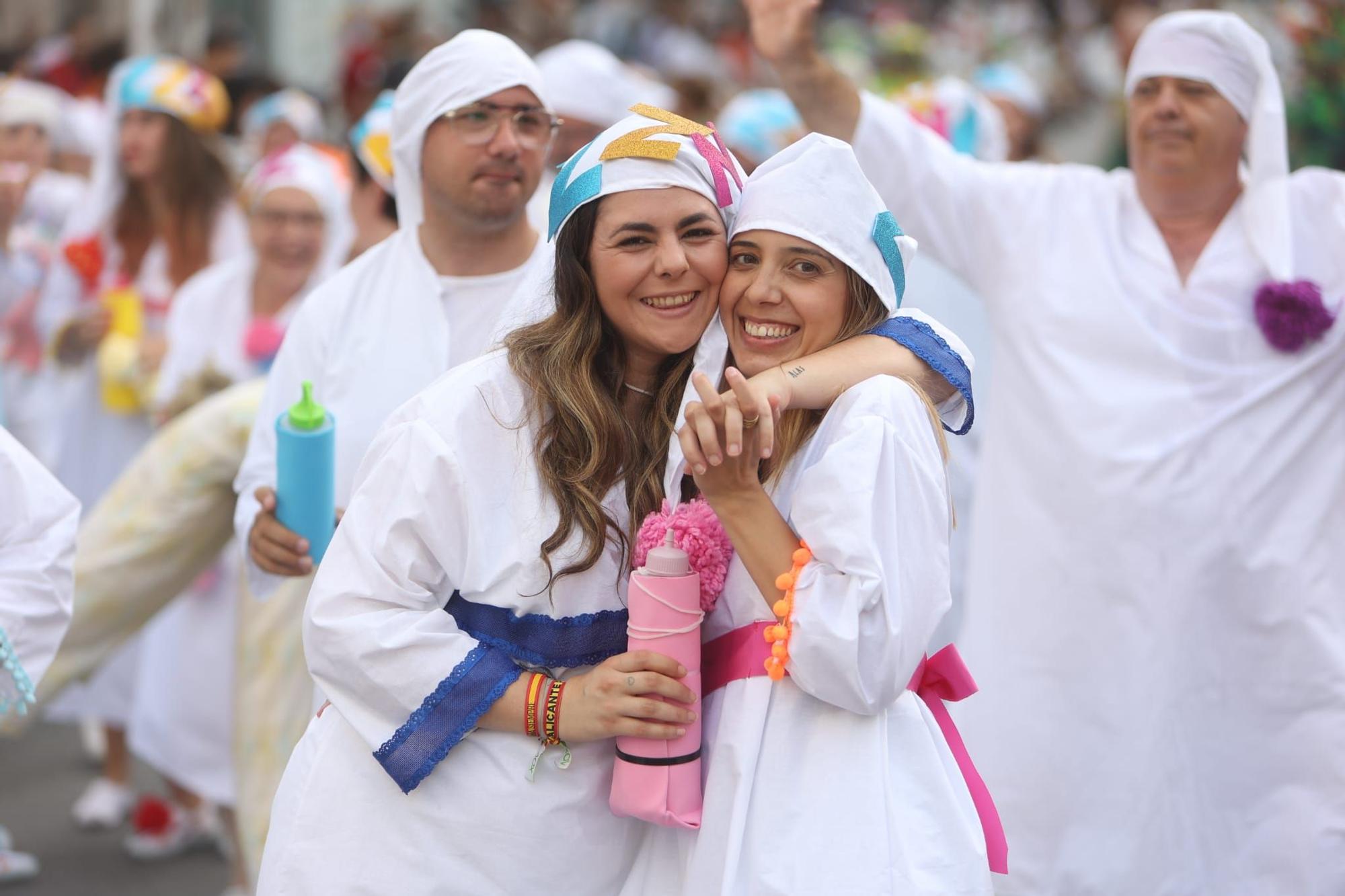 Las 89 hogueras y 20 barracas inundan las calles de Alicante con el tradicional desfile del Ninot