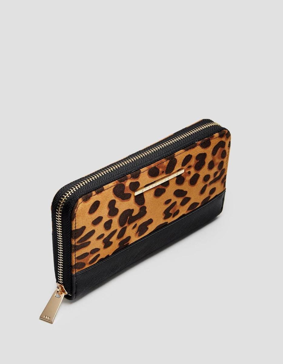 Billetero con cremallera de leopardo de Stradivarius. (Precio: 9, 99 euros)