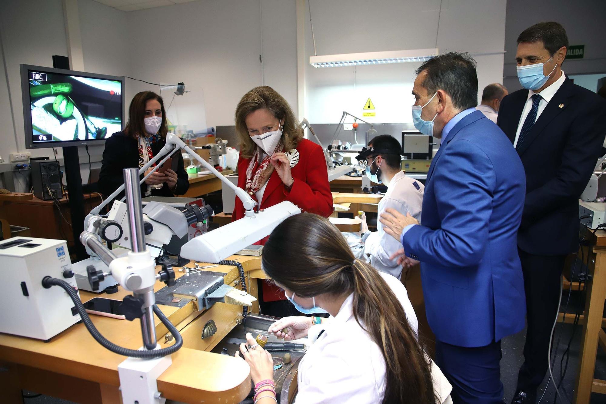 Nadia Calviño visita el Parque Joyero de Córdoba y la Escuela de Joyería y se reune con empresarios