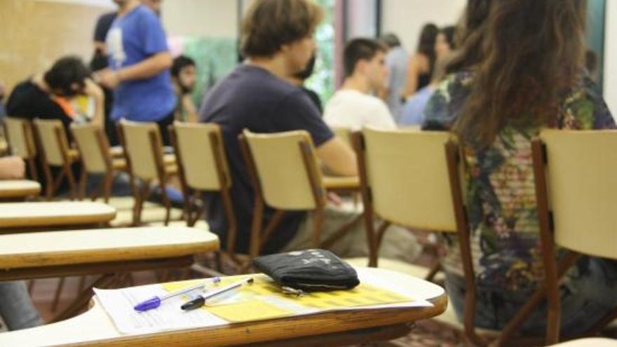 Un grup d&#039;estudiants a punt de començar l&#039;examen