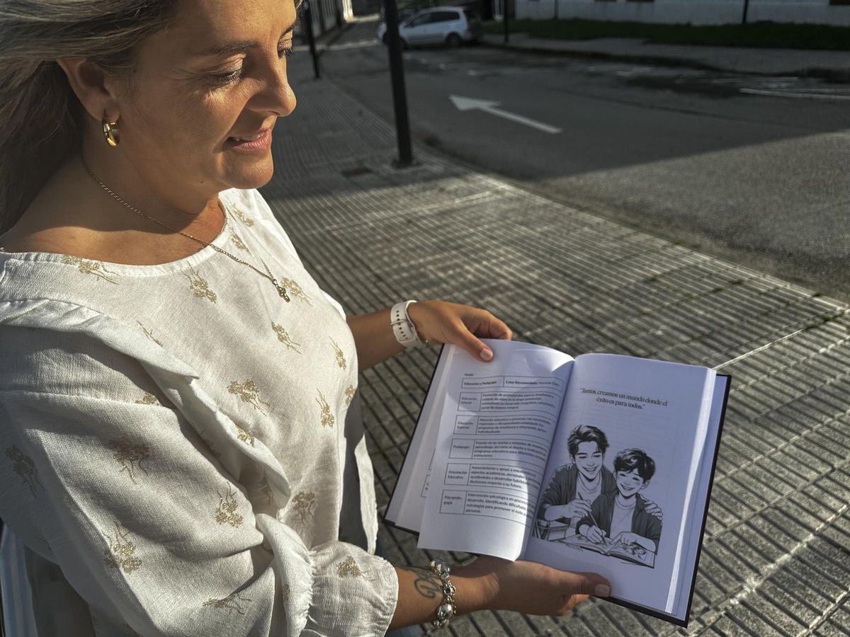 Rocío Rubio muestra el interior de su libro.