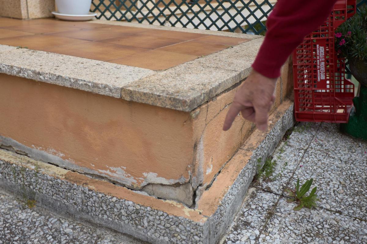 Les fotos dels desperfectes en una casa per les obres de la variant d'Anglès