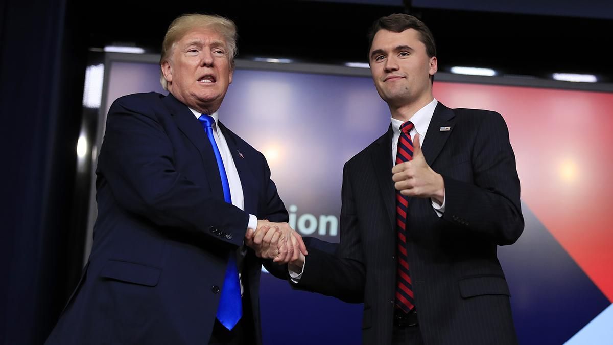 Donald Trump saluda a Charlie Kirk, en una imagen de archivo en el año 2018.