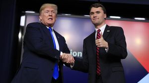 Donald Trump saluda a Charlie Kirk, en una imagen de archivo en el año 2018.
