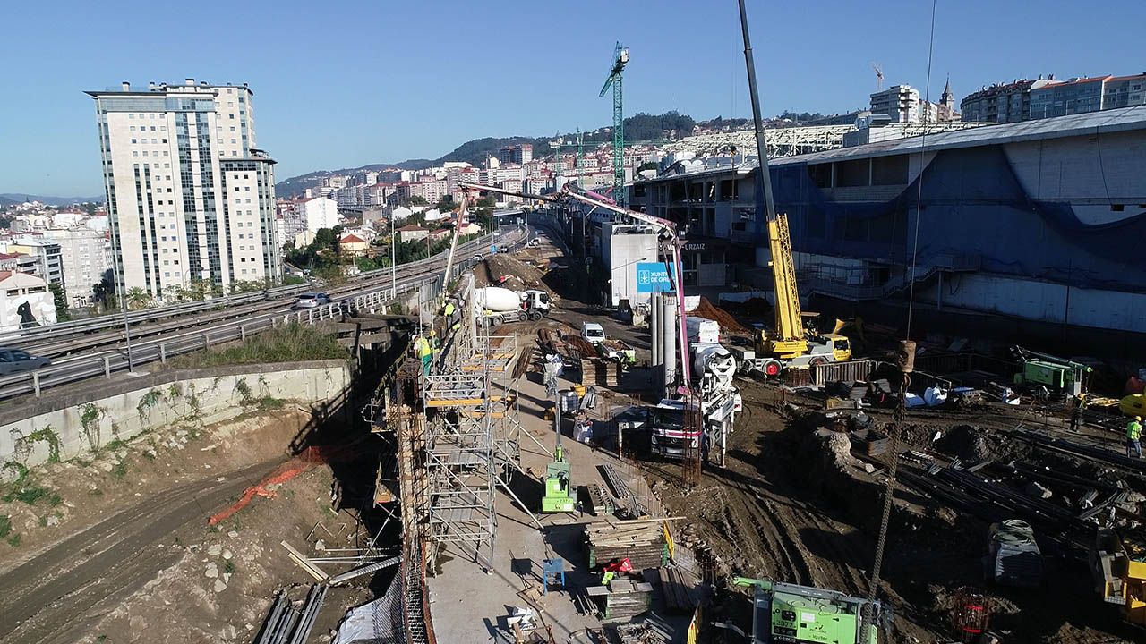 Obras de la Xunta en la nueva terminal de buses, con la terminal provisional de trenes al fondo