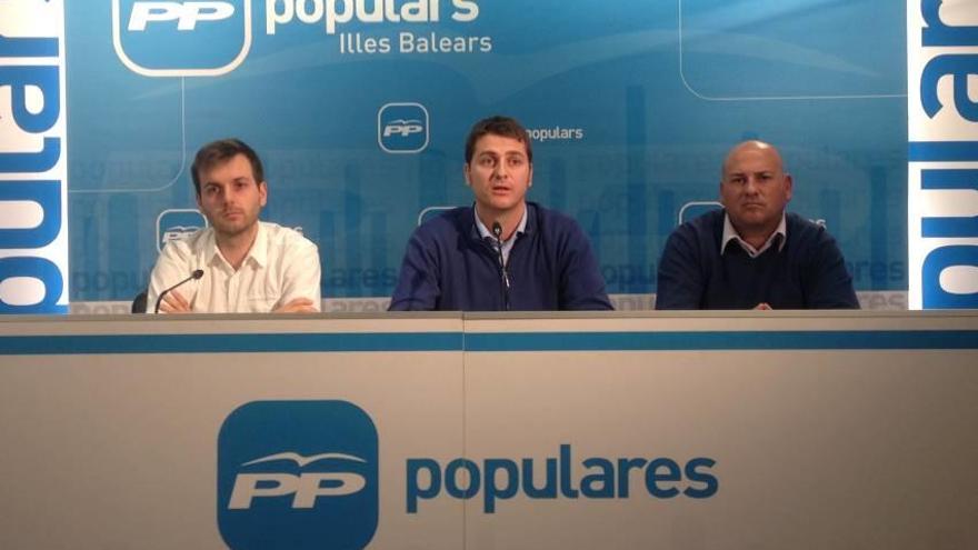 Andreu Villalonga, Sebastià Sagreras y Víctor Martí anunciaron el pacto ayer en Palma.