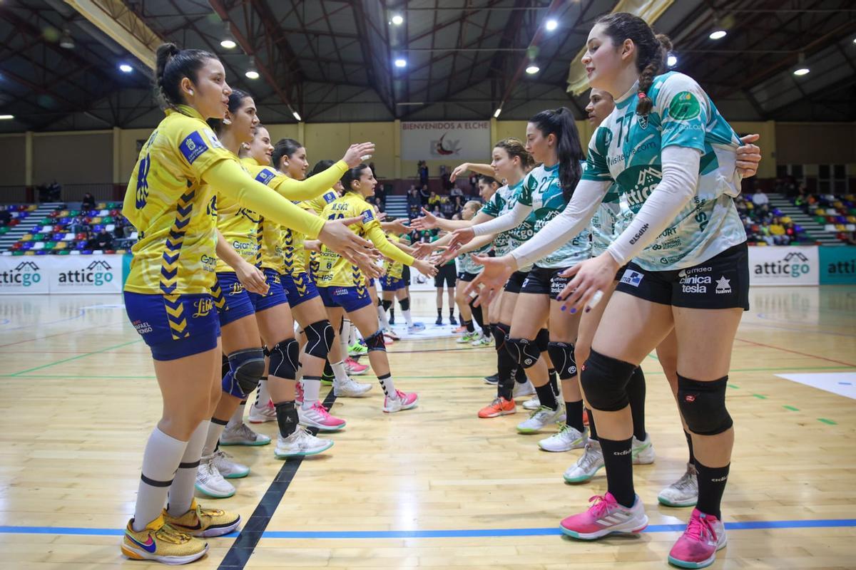 Saludo entre las jugadoras del AtticGo Elche y el Rocasa antes de comenzar el encuentro