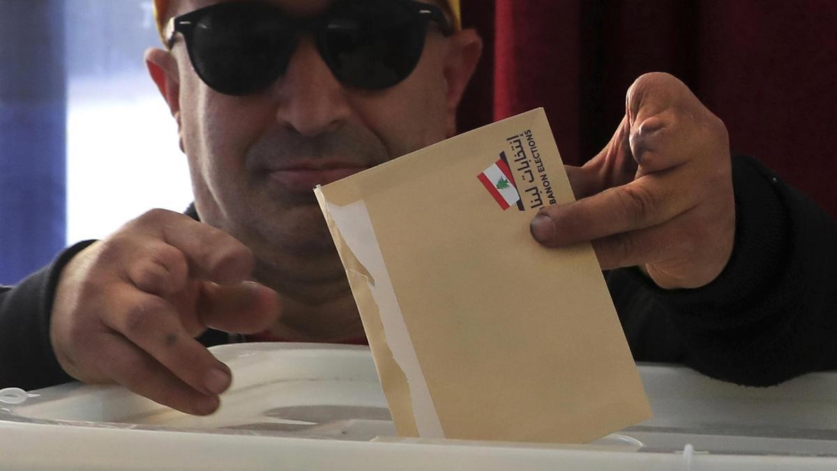 Un miembro de Hizbulá que perdió varios dedos y un ojo en las explosiones de los 'buscas' vota en las elecciones municipales, el pasado 24 de mayo en Nabatieh.