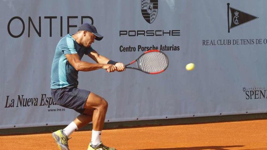 El británico Jay Clarke, en un momento de su partido ante Carlos Sánchez.