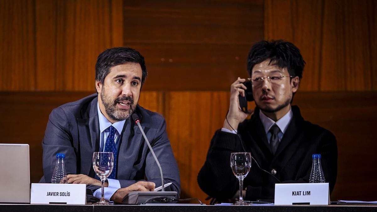 Solis y Kiat Lim, durante la junta de accionistas