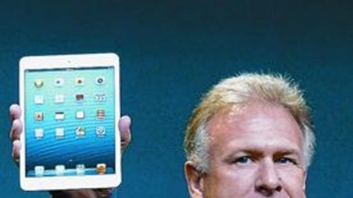 Schiller, vicepresidente sénior de Márketing, muestra el iPad mini.