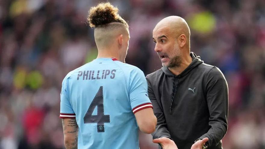 Kalvin Phillips junto a Pep Guardiola durante un partido del Manchester City