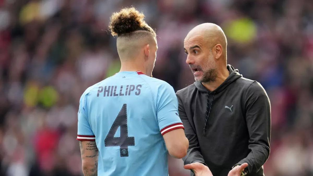 Kalvin Phillips junto a Pep Guardiola durante un partido del Manchester City