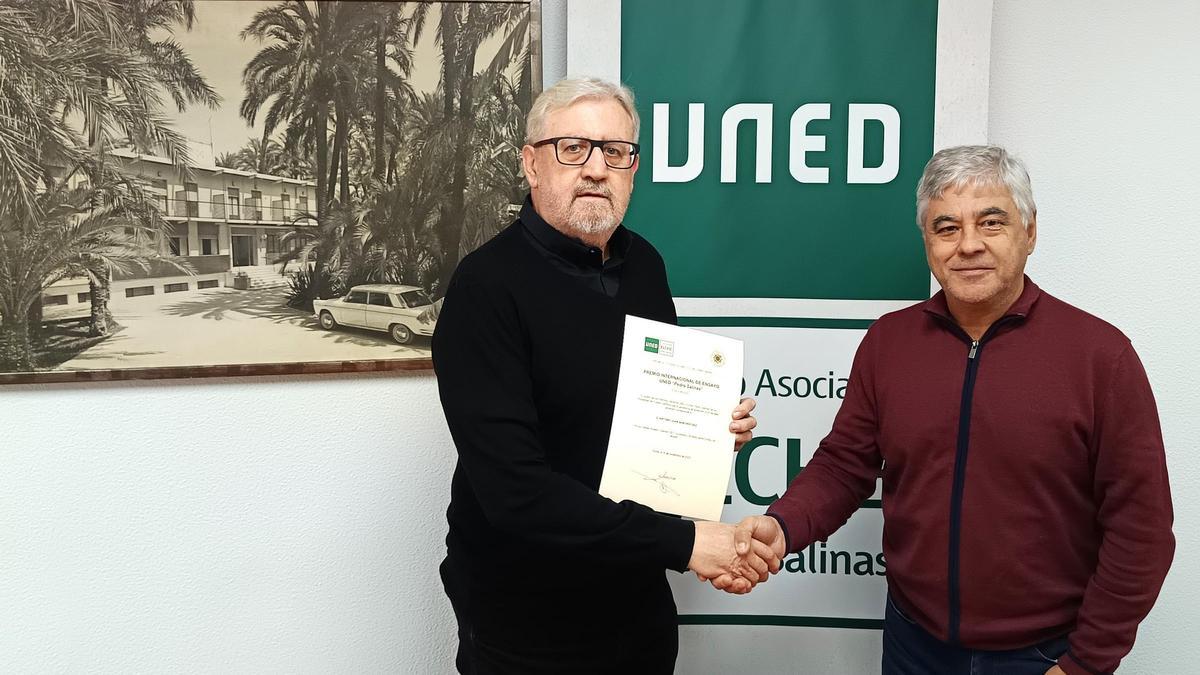 Antonio Juan Sánchez recibe el reconocimiento de parte del director de la Uned en Elche, Francisco Escudero.