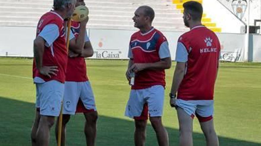 Mir dialoga con el cuerpo técnico durante un entrenamiento.