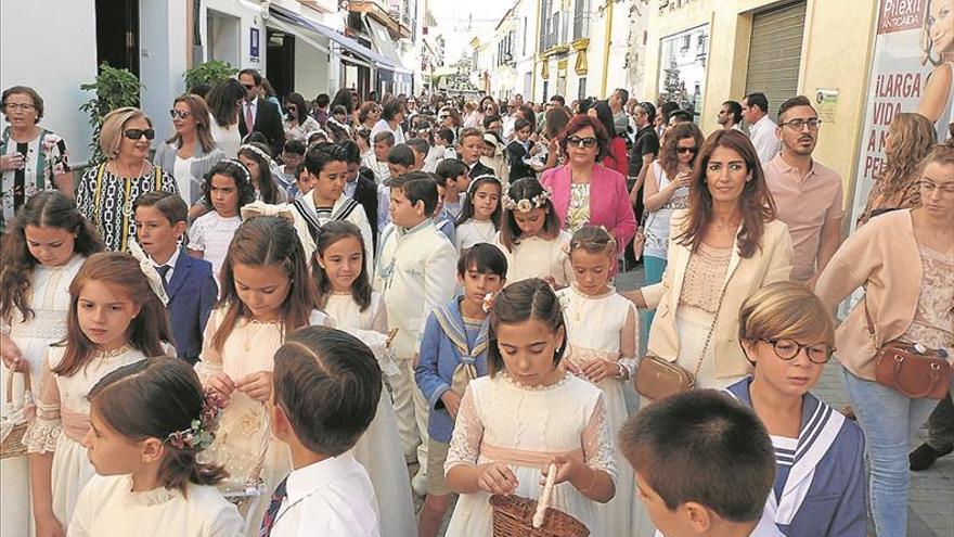 desfile del corpus christi con calles engalanadas con altares