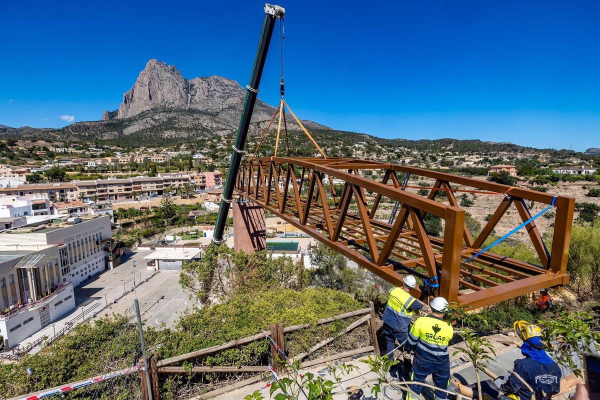 Momento de la instalación de la pasarela que conectará con el ascensor y la parte alta del municipio.