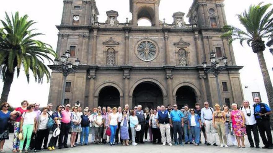 Los visitantes tinerfeños posan para el fotógrafo delante de la Catedral de Santa Ana.