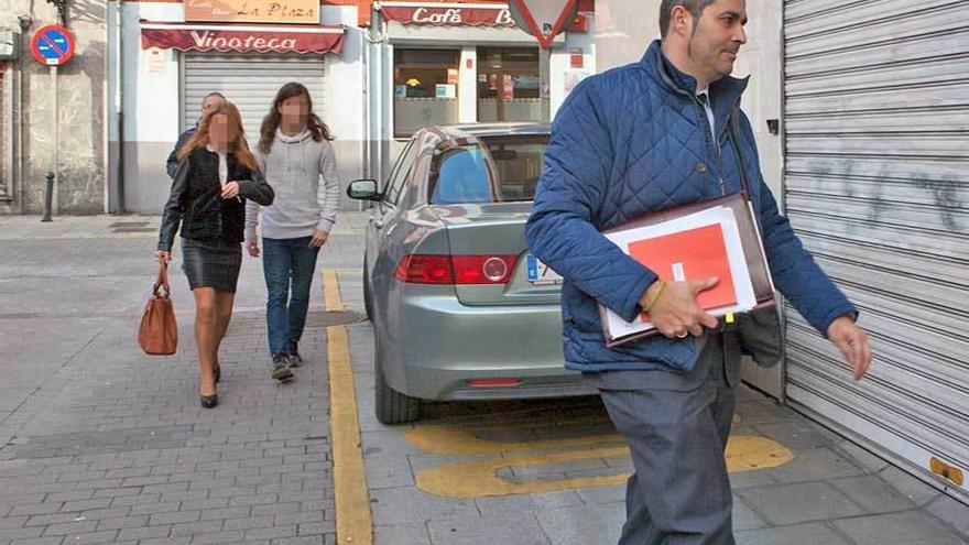 El abogado Santiago García, con la madre y el menor en segundo término, ayer, frente al Juzgado.