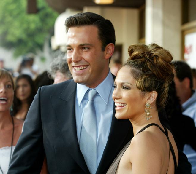 Jennifer Lopez y Ben Affleck en el estreno de una película en 2003